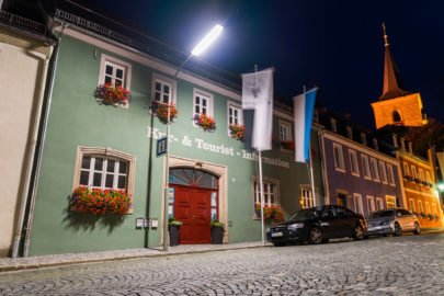 Kur- und Tourist Information bei Nacht