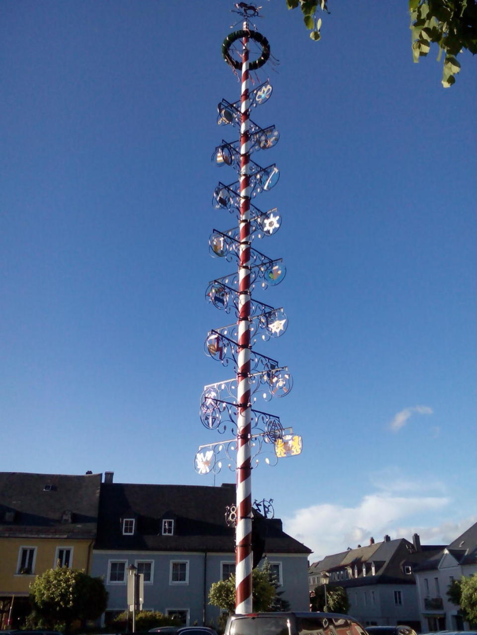 Der Maibaum am Marktplatz von Weißenstadt in seiner vollen Größe.