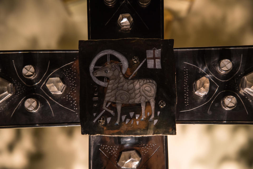 Nahansicht des Kristallkreuzes in der Stadtkirche Weißenstadt