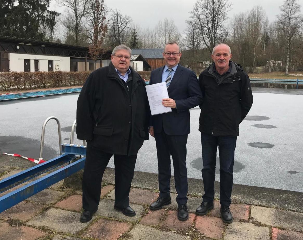 (v.l.n.r): Manfred Busch, Geschäftsleiter, Frank Dreyer, 1.Bürgermeister und Heinz Diwisch, Bauamtsleiter, vor dem Schwimmbecken und im Hintergrund das Umkleidegebäude