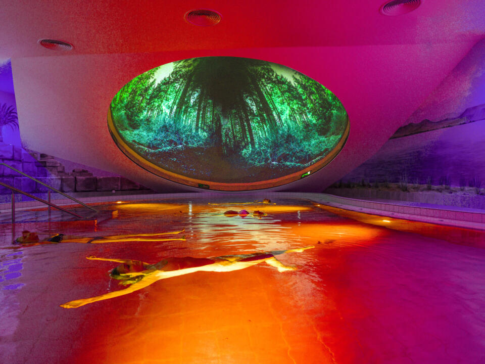 Eine Frau schwimmt im Mineralienschwebebecken