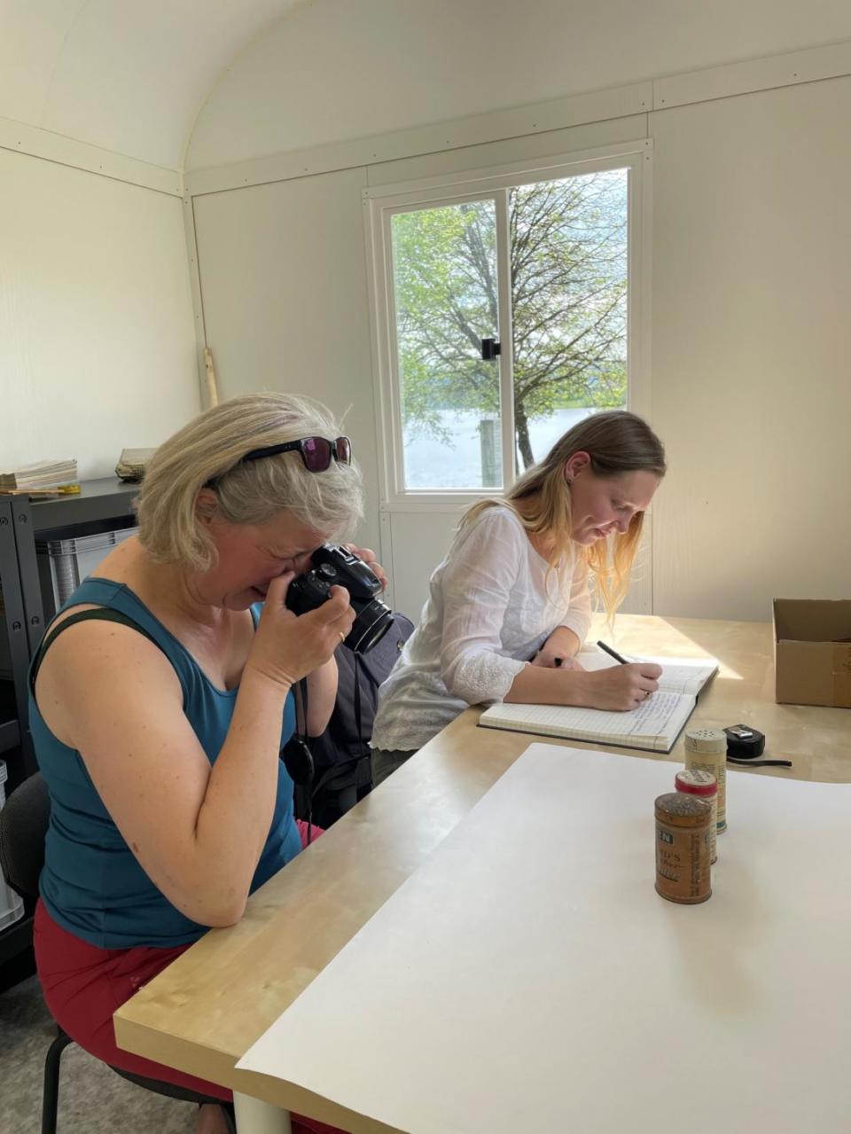 Mitarbeiter des Fichtelgebirgsmuseums bei der Arbeit