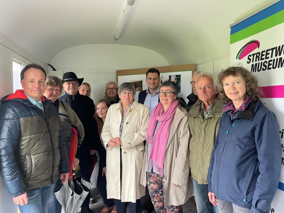 Mitarbeiter des Fichtelgebirgsmuseums im Streetwork Bauwagen