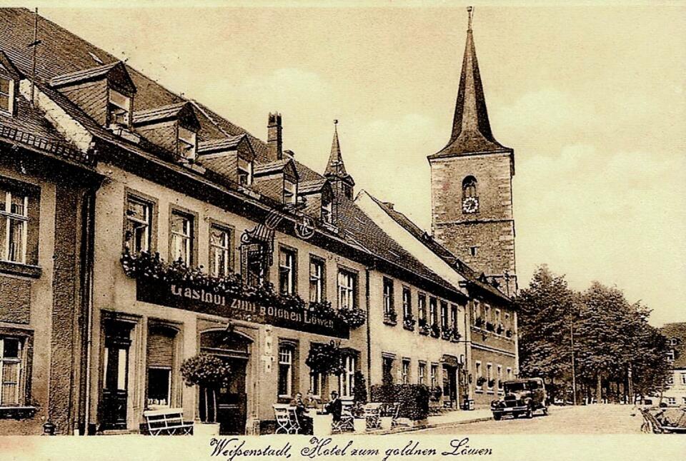 Historische Ansicht der Wunsiedler Straße mit dem Gasthof zum Goldenen Löwen.