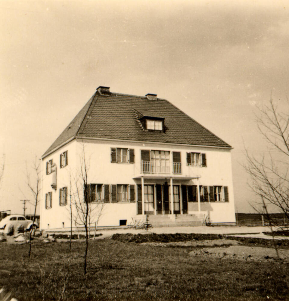 Das katholische Pfarramt nach der Fertigstellung im Jahr 1964