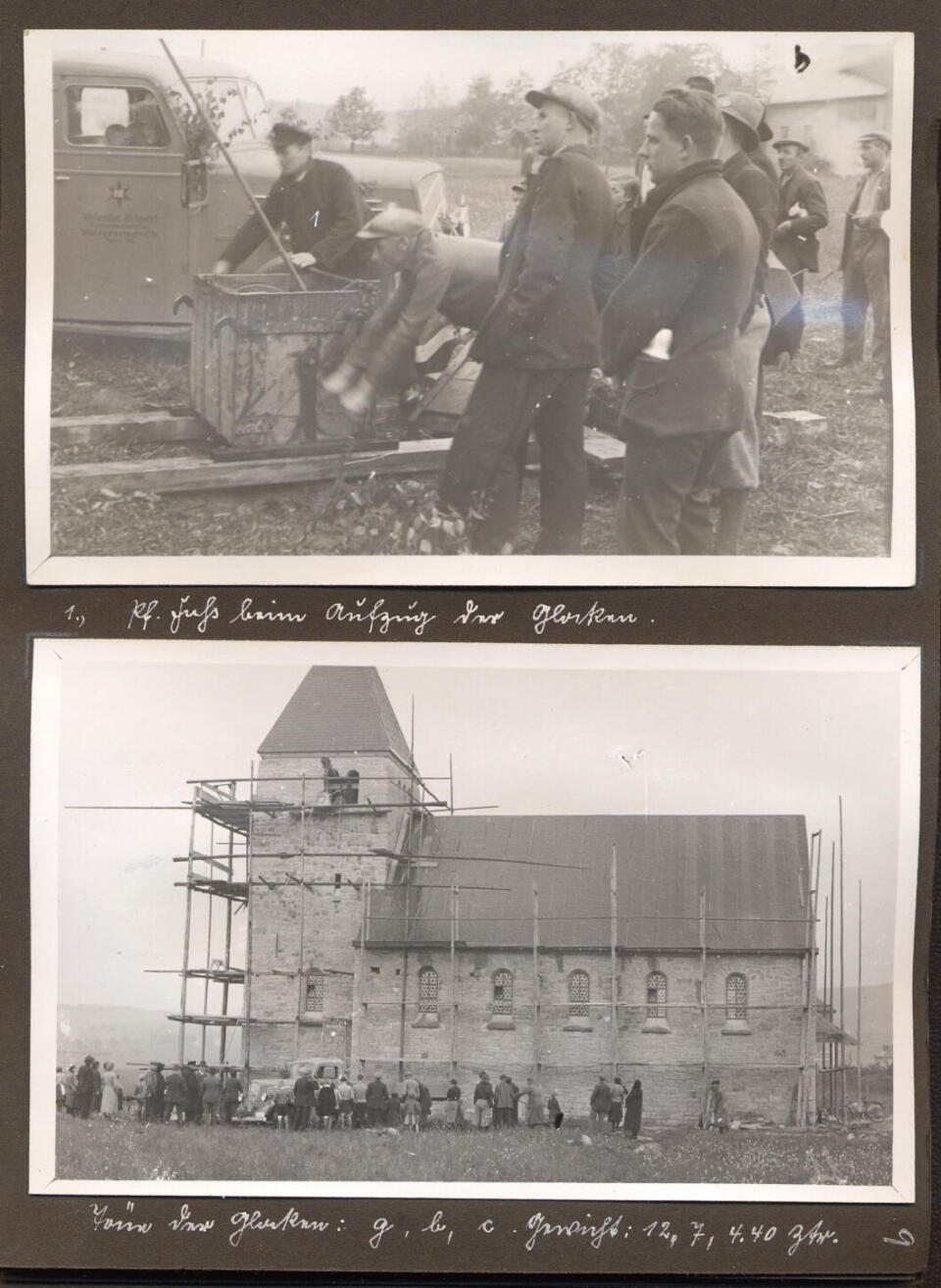 Bilder vom Bau der Kirche im Jahr 1935 mit Baugerüst und Bauarbeitern.