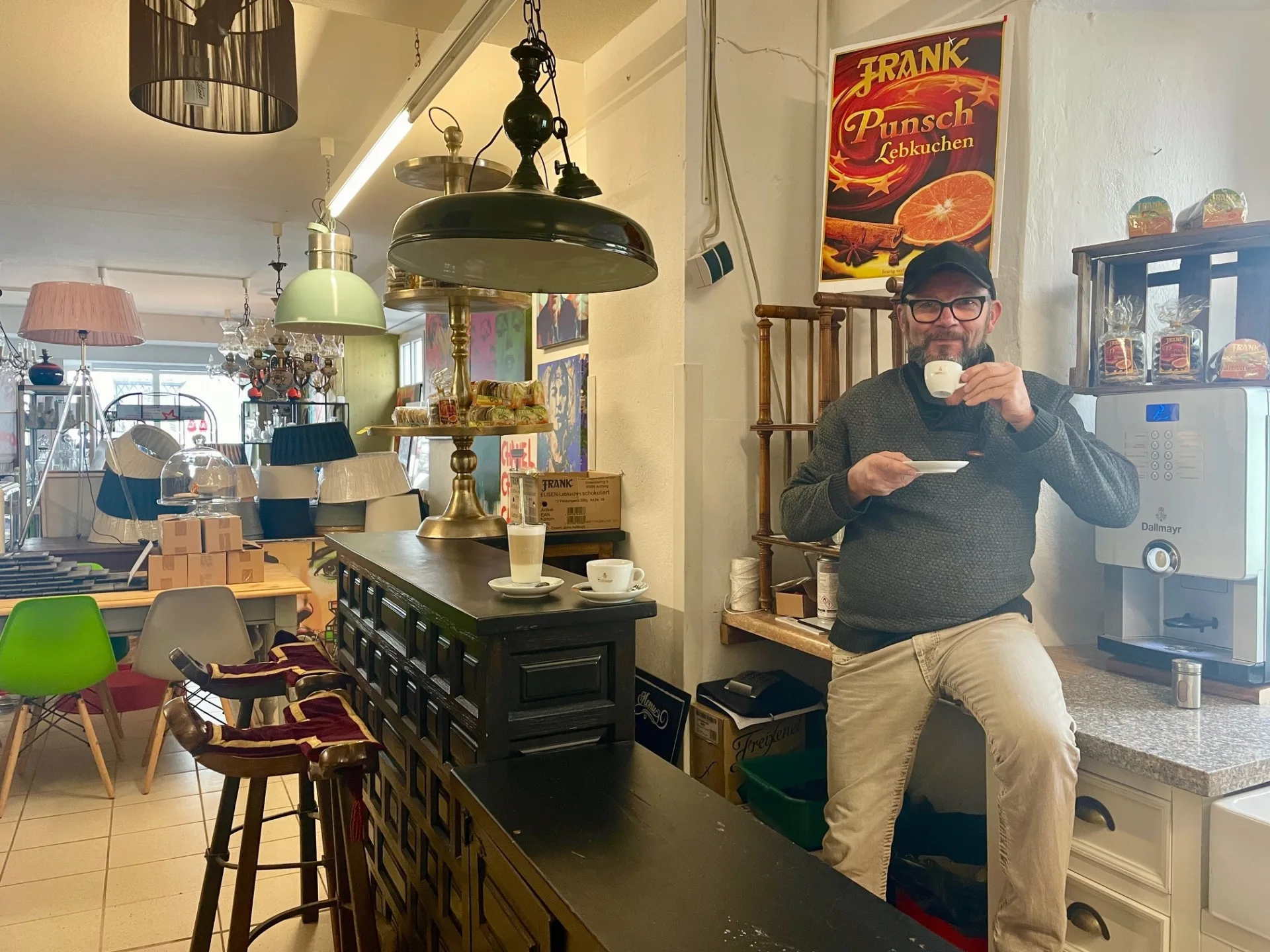 Betreiber Jörg Schlüter sitzt an seiner Bar im seinem Pop-up-Store mit Café