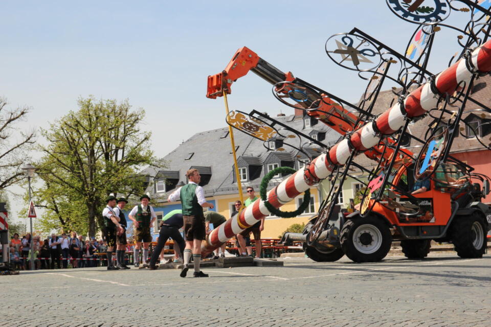 Der Maibaum wird am Marktplatz von Weißenstadt aufgestellt.