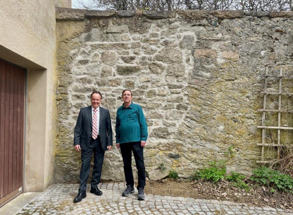 Bürgermeister Beck und Stephen Langer vom Bauamt vor der sanierten Stadtmauer