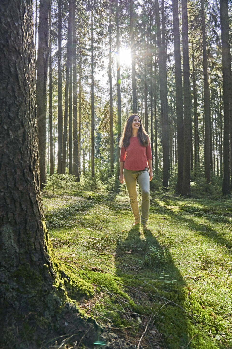 Junge Frau läuft entspannt im Kurwald von Bad Weißenstadt