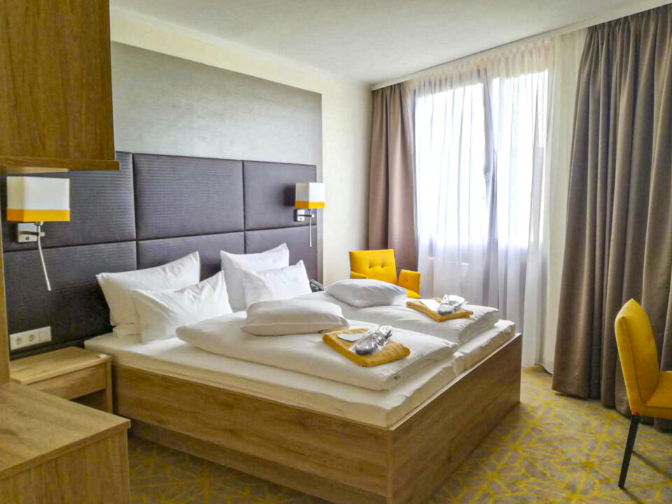 Suite mit Doppelbett und Balkon im Kurzentrum Bad Weißenstadt am See